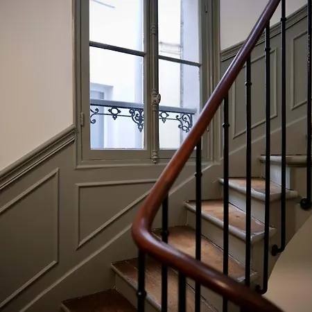 New 355 Celine- Cosy Center Apartment